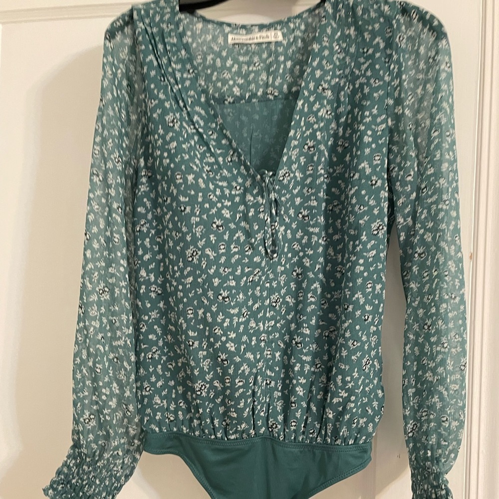 Beautiful like-new forest green floral tiefront blouse bodysuit from Abercrombie